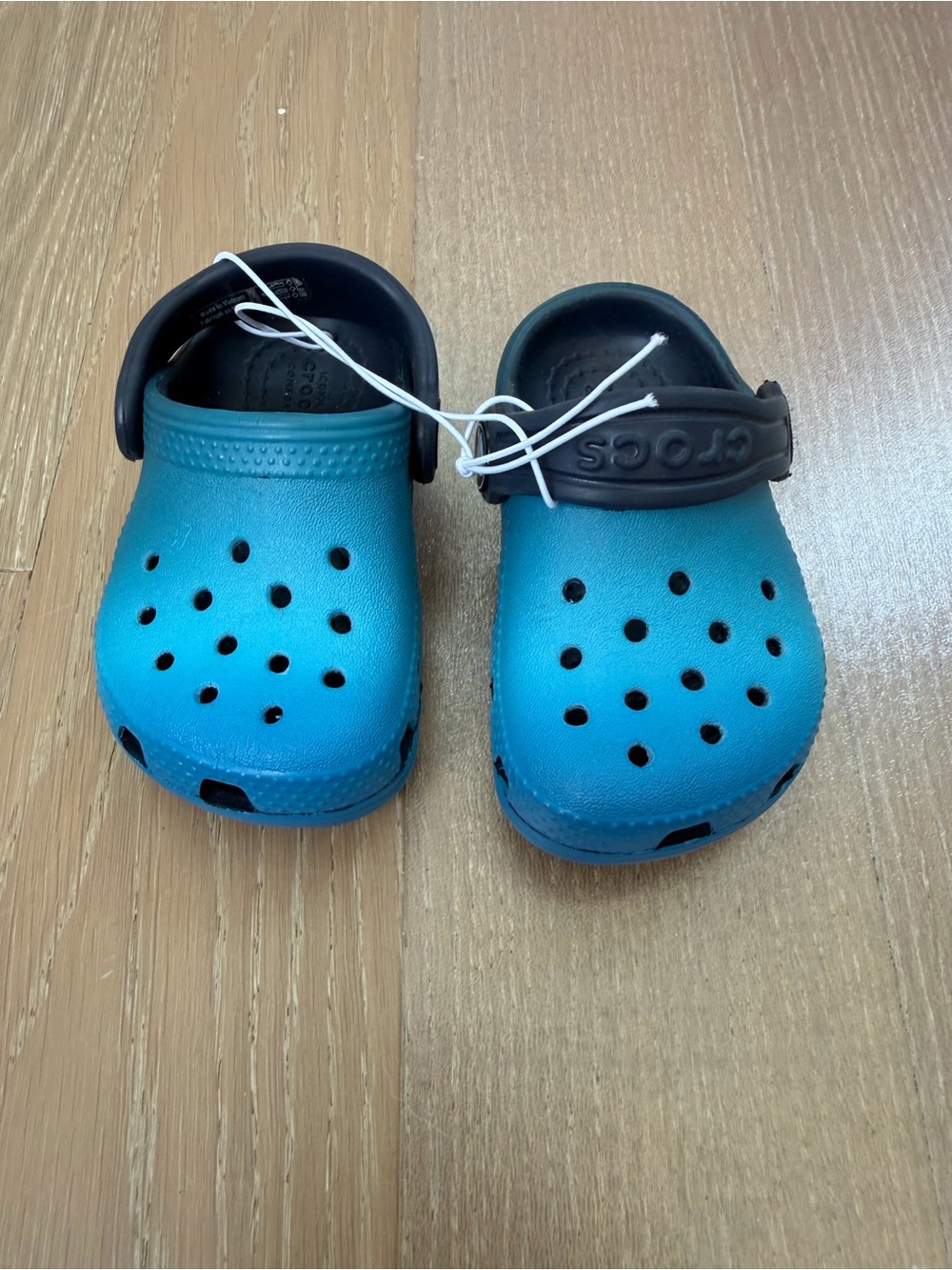 Ombré blue Crocs, C4